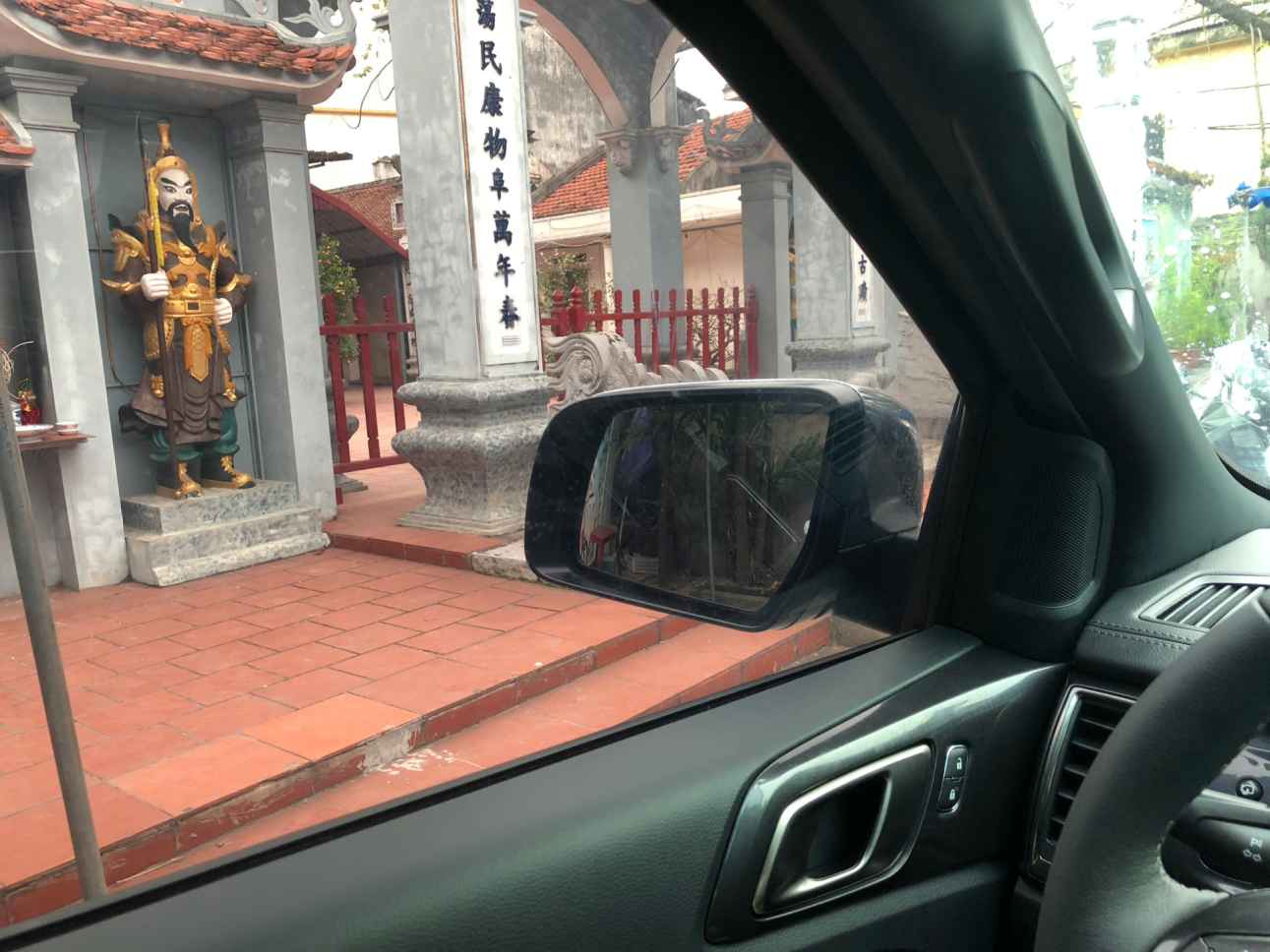 dán phim cách nhiệt kính sườn