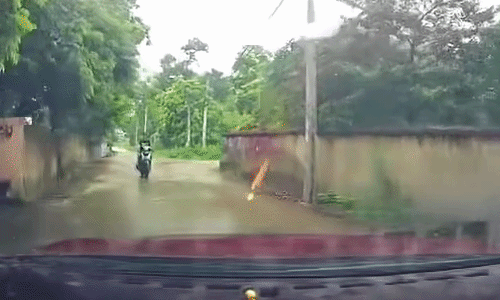 Vừa lái xe máy vừa dùng điện thoại, nam thanh niên đâm trực diện vào ô tô