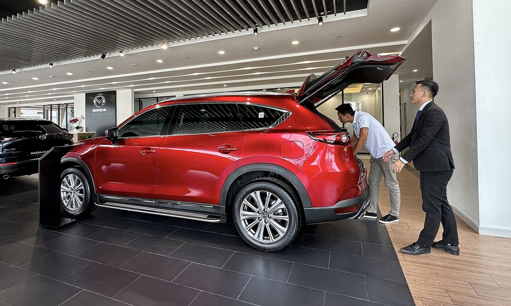 Khách tham khảo xe tại một đại lý Mazda ở TP HCM. Ảnh: Thành Nhạn